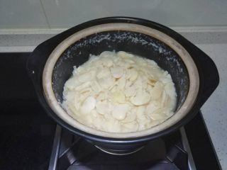 4、苏式香葱肉松月饼,小火煮至软烂，中途也可以闷一个半小时，辅助更加绵软，我是习惯晚上煮好第二天用，所以煮完后盖着等它自然冷却也等同于闷了