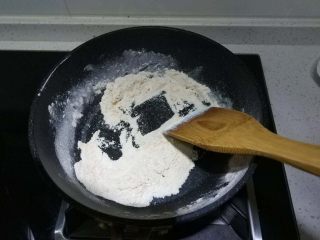 5、苏式香葱肉松月饼,小麦粉倒入锅内小火炒熟，就是泛黄就行了，可以尝下有没有生粉的味道，注意不要炒糊了