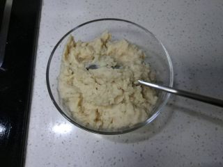 6、苏式香葱肉松月饼,煮好的白芸豆料理机打泥，这里的细腻程度看个人喜欢，我是喜欢里面带有豆子的，所以没有打很细腻