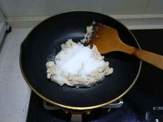 7、苏式香葱肉松月饼,倒入锅内加糖小火翻炒