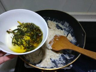 8、苏式香葱肉松月饼,然后分次加入葱油翻炒，放不放“葱身”也是根据个人喜好，也可以只取油