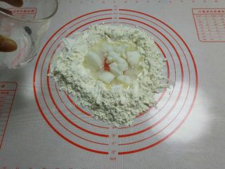 10、苏式香葱肉松月饼,先做水油皮，把面粉摊开中间留出放猪油和糖，再倒入热水融化猪油糖，开揉