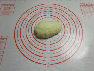 11、苏式香葱肉松月饼,揉成光滑面团，不用揉出筋