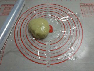 12、苏式香葱肉松月饼,盖保鲜膜放置一边