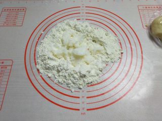 13、苏式香葱肉松月饼,接下来做干油酥，同样摊开面粉，中间留出放猪油