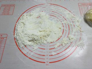 14、苏式香葱肉松月饼,然后用咱们手掌的温度去融化猪油，一点一点擦和面粉