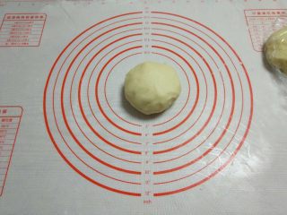 15、苏式香葱肉松月饼,揉成光滑面团，然后摘剂子，16g/个