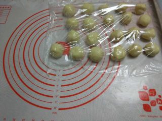 16、苏式香葱肉松月饼,水油皮也摘剂子，24g/个，盖膜醒15分钟