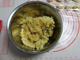 17、苏式香葱肉松月饼,这个时候就可以处理馅料了，放入肉松混合均匀