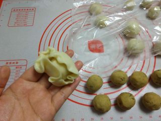 20、苏式香葱肉松月饼,包入干油酥，朝下放一边，至全部包完（全程保鲜膜要随开随盖）