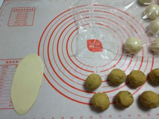 21、苏式香葱肉松月饼,然后稍微压扁擀牛舌