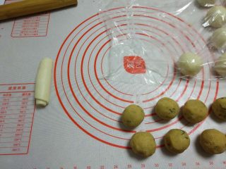 22、苏式香葱肉松月饼,卷起，再竖着擀一遍