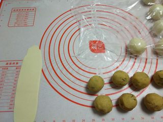 23、苏式香葱肉松月饼,就是这样