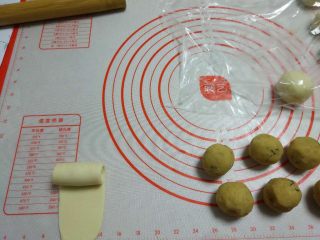 24、苏式香葱肉松月饼,卷起，至全部完成（两步卷都要轻柔细心，是防止破皮和卷入空气）