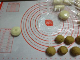 25、苏式香葱肉松月饼,然后竖着压扁