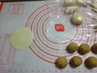 26、苏式香葱肉松月饼,擀成中厚边薄的面皮，也可以直接用手压，可以在垫上拍点低粉，防粘