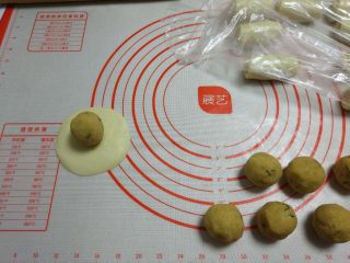 27、苏式香葱肉松月饼,包入馅料