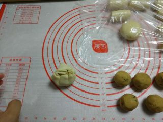 28、苏式香葱肉松月饼,收口，动作要缓和，不要包入空气（包馅的时候，差不多就可以180度预热烤箱了）