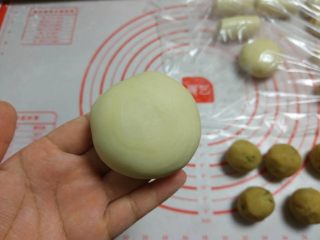 29、苏式香葱肉松月饼,包好揉揉，轻轻压成饼状