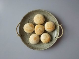 32、苏式香葱肉松月饼,出锅趁热吃。