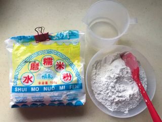 1、炫彩水果小元子,准备好糯米粉和温水