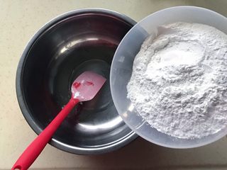 2、炫彩水果小元子,盆里倒入糯米粉