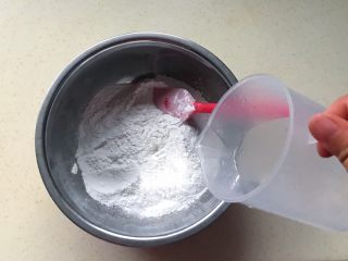 3、炫彩水果小元子,倒入温水