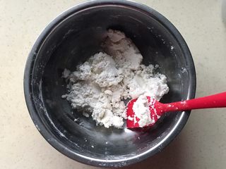 4、炫彩水果小元子,用刮刀搅拌至无干粉
