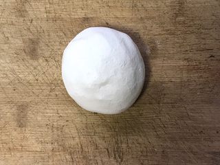 5、炫彩水果小元子,揉成光滑面团