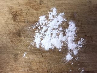 6、炫彩水果小元子,案板上撒上少许干粉