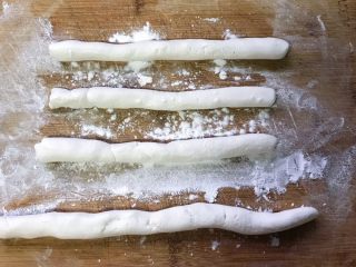 7、炫彩水果小元子,把面团搓成长条