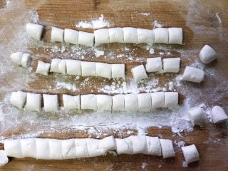 8、炫彩水果小元子,用刀切成小段