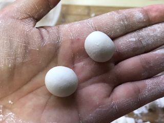 9、炫彩水果小元子,搓成丸子