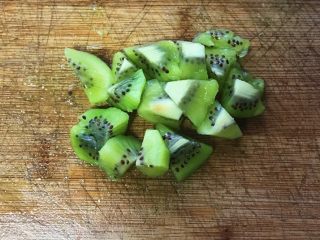 11、炫彩水果小元子,奇异果去皮切成小丁