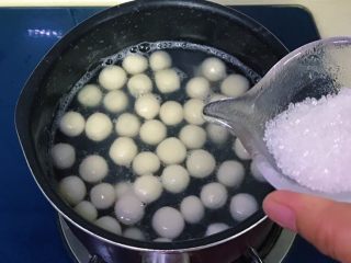 16、炫彩水果小元子,加入白糖