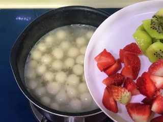 18、炫彩水果小元子,倒入水果粒