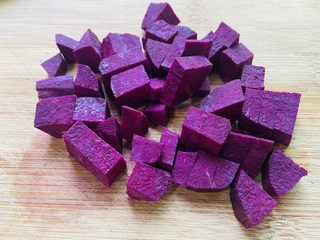 2、紫薯小米粥,紫薯洗净去皮切小块