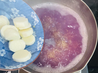 8、紫薯小米粥,放入山药