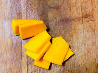 2、冬至美食～宝宝南瓜牛奶馒头,南瓜切片