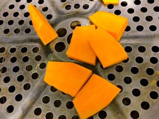 3、冬至美食～宝宝南瓜牛奶馒头,上锅蒸熟25分钟