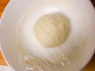 7、冬至美食～宝宝南瓜牛奶馒头,盖上保鲜膜