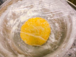 11、冬至美食～宝宝南瓜牛奶馒头,盖上保鲜膜上锅温水发酵2倍大，水温40度左右