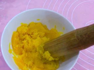 9、冬至美食～宝宝南瓜牛奶馒头,南瓜蒸熟后碾成泥状