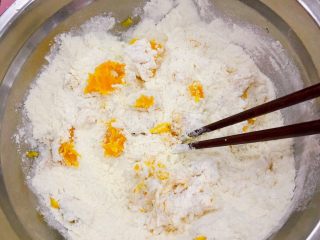 10、冬至美食～宝宝南瓜牛奶馒头,南瓜泥➕另一半面粉➕酵母一起揉成南瓜面团