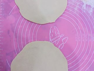 12、冬至美食～宝宝南瓜牛奶馒头,发酵好的牛奶面压成两个薄面饼，南瓜面压成1个面饼