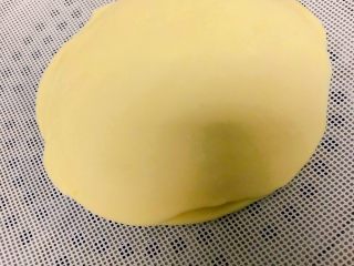 14、冬至美食～宝宝南瓜牛奶馒头,上锅温水发酵2倍大，水温在40度左右！发酵好的面饼会更加蓬松，因为每个地区的室内温差太大，我就不给具体时间了