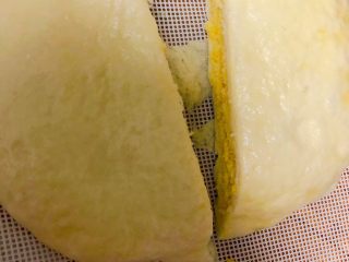 15、冬至美食～宝宝南瓜牛奶馒头,上锅开中大火，蒸25分钟左右，关火后再继续焖5分钟取出，切成小块