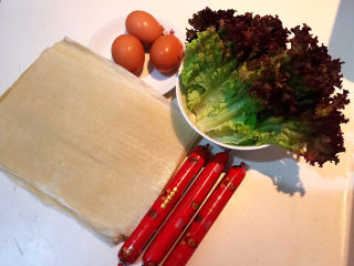 1、冬至美食  正宗东北烤冷面,准备食材：东北冷面，无淀粉儿童火腿肠，土鸡蛋，紫边生菜叶