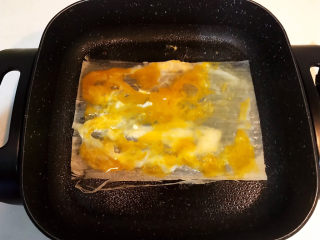 10、冬至美食  正宗东北烤冷面,把鸡蛋在冷面上铺平