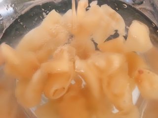 6、花胶鸡汤,用清水洗净